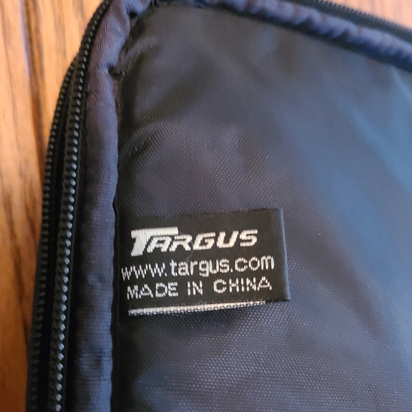 Targus DVD401 Portable DVD Carrying Case with handle - Picture 9 of 11